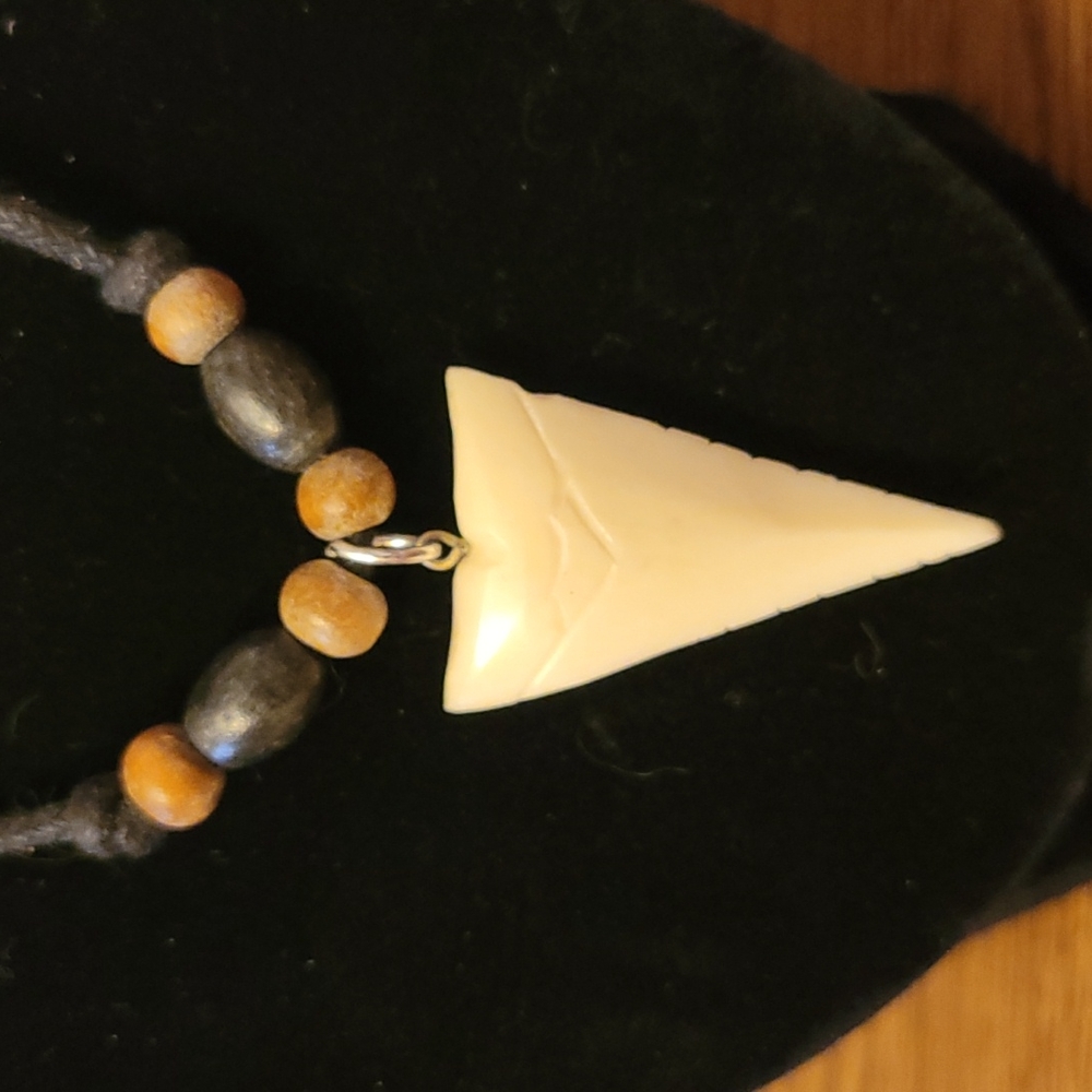 Faux shark tooth necklace - Picture 2 of 5